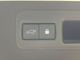 【パワーバックドア】スマートキーや運転席のボタンを押すだけでリアゲートが自動で開閉します!荷物を持っている時や、高い位置にあるバックドアを閉める際に便利な機能です♪