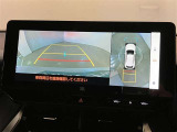 【パノラミックビューモニター】映像で、見づらい車両周辺の確認をアシスト。クルマを真上から見ているような映像を表示。 運転席から確認しにくい車両周囲の状況を把握。