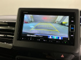 リバースギアに入れるだけで後方の表示へ切り替わります。夜間や雨の日の駐車も楽になりますよ。