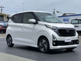 エマージェンシーブレーキ(衝突被害軽減ブレーキ)、フロントカメラが車両や歩行者を検知し警告音と共に衝突回避、軽減をアシストしてくれます。