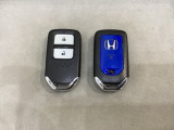 スマートキーを装備しています。鍵を差し込むことなくドアロックの開け閉めと、スタートボタン操作でのエンジンスタートができます。スペアキーも同じものを用意しております。