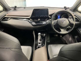 高いホールド性で運転姿勢が安定します。長距離ドライブでも疲れにくいのが魅力です。快適なドライビングライフをお送りください♪