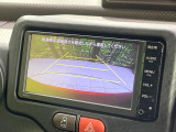 【バックカメラ】駐車時に後方がリアルタイム映像で確認できます。大型商業施設や立体駐車場での駐車時や、夜間のバック時に大活躍!運転スキルに関わらず、今や必須となった装備のひとつです!