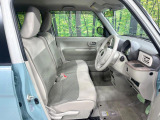 運転席まわりには十分なスペースがあり、大柄な方でもゆったり運転していただける環境です。