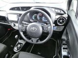 【運転席まわり】・・・ハンドルやシートなども隅々までクリーニング済み。キレイな車内でドライブがより一層快適にお楽しみいただけると思います。