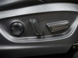 運転席はパワーシートなのでお好みのドライビングポジションに調整可能です♪