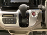 CVT車のセレクトレバーです。低速から高速まで、変速ショックのないスムーズな走りを実現するとともに、エンジン効率のよい領域を維持することで燃費にも貢献します。