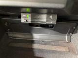 【ETC】有料道路を利用する際に料金所で停止することなく通過できる、ETC車載器(ノンストップ自動料金収受システム機器)が装備されています。セットアップを行うことで利用可能になります。