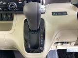 自然に手が届き、操作性の良いインパネシフトに、パーキングブレーキは、フットブレーキタイプなので、運転席と助手席の間はすっきりしています。