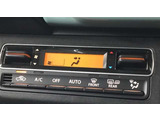 プッシュボタンで切り替え可能なオートエアコンを装備しています