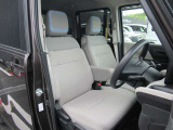 かどまる四角」のデザインコンセプトのルークス!ヘッドレストまでも「かどまる四角」デザイン!運転席シートリフター(ラチェット式)で、座面の高さも調整ができます。