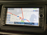 スマートフォン感覚で使いこなせるタッチディスプレイや、自然な対話で目的地を設定できる音声認識機能に対応したAVナビゲーションシステムです。ETC2.0と連動したリアルタイム交通情報も受信します。