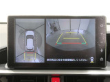 パノラミックビューモニター付きです。車両を上から見たような映像をディスプレイオーディオ画面に表示。運転席からの目視だけでは見にくい、車両周辺の状況をリアルタイムでしっかり確認できます。