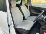 使用感のないきれいな運転席シートです!シートリフター付いていますので座面の高さの調節が可能です♪
