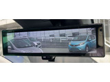 スマート・ルームミラーは、車両後方のカメラ映像をミラー面に映し出すので、荷室に積んだ大きな荷物などが写り込んで見にくくなりがちな車内状況や、天候などに影響されずいつでもクリアな後方視界が得られます。