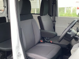 フィット感のあるシート。しっかりと支えてくれるので、長時間の運転を快適にサポートしてくれます。アームレスト付き。長距離ドライブも快適に過ごせます。