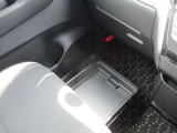 助手席シートアンダーボックス(車検証収納トレイ付)