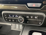 【オートエアコン】一度お好みの温度に設定すれば、車内の温度を検知し風量や温度を自動で調整。暑い&hellip;寒い&hellip;と何度もスイッチ操作をする必要はありません。快適な車内空間には必須の機能ですね♪