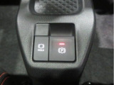 電動パーキングブレーキ。指先で簡単操作。ホールドボタンで信号待ち、渋滞時、ブレークペダルから足がはなせてとても楽ちん。