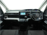 ◆視界広々で非常に運転しやすくロングドライブでも疲れを感じさせないすっきりとまとまったインパネ周りです。