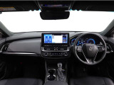メーター・操作機器を水平に集約して、運転中の視線移動や動作を最小化して迷うことなく直感的に運転できる空間です。