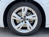 18インチ純正アルミホイール装備 全車両に標準装備の純正アルミホイールは、純正ならではのバランスの良いデザインと、走行安定性をお楽しみ頂けます。