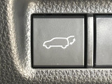 【パワーバックドア】スマートキーや運転席のボタンを押すだけでリアゲートが自動で開閉します!荷物を持っている時や、高い位置にあるバックドアを閉める際に便利な機能です♪