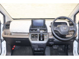 操作性に優れた運転席となります!小物入れや各ボタンの配置にこだわり、使いやすいです!座り心地もよく視認性も良好なのでロングドライブもお任せ下さい!