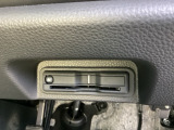 ハンドルの真下にETCがついています。高速道路の料金所の通過も楽々です。 カードの取り出しもしやすい場所についています。