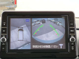 アラウンドビューモニターで、上空から見下ろしているような映像を表示します。ひと目で周囲の状況がわかるため安心です。