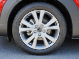18インチ純正アルミホイールを装備。タイヤサイズは215/55R18となります。
