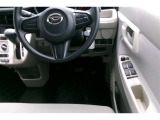 運転席の写真です。見通しのよいすっきりとした視界で、誰でも運転しやすいです。運転のしやすさは疲れにくさにも繋がりますよ♪