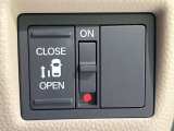 【パワースライドドア】スマートキーや運転席のスイッチでスライドドアの開閉が可能♪電動だから力を入れてドアを開ける必要が無く、小さいお子様でも、重い荷物を持っている時もラクに開け閉めできます♪