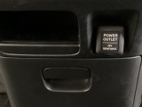 アクセサリーソケットはUSBのアダプターなどをつければ、スマホの充電にも使えます。周辺には物が置けるボックスがついています。