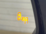 【ブラインドスポットモニター】走行中、ドアミラーの死角になりやすい箇所に後続車が接近するとサイドミラーのレンズに警告を表示!ドライバーに注意喚起をしてくれます。