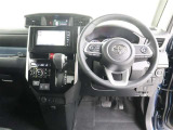 ☆シンプルながら機能性あふれる運転席周りです。 使いやすいスイッチ類の配置によりとても運転しやすいですよ。