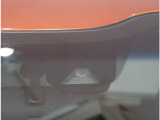ホンダセンシング機能を支えているフロントカメラ(ドライブレコーダーではございません)!道路状況等を検知してドライバーの安全運転をサポート!※能力には限界がありますので過信せず安全運転をお願いします!