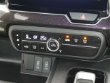 【オートエアコン】車内温度を感知して自動で温度調整をしてくれるのでいつでも快適な車内空間を創り上げます!どの席に座っても快適なドライブが楽しめます♪