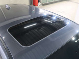 希少なサンルーフ付きの車両です!オープン状態での晴れた日のドライブは気分も爽快です♪♪