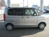 スライドドアだから狭い場所での乗り降りもラクラク♪
