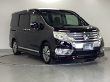 狭い駐車場でも、スライドドアならチャイルドシートへのお子さまの乗降や荷物の積載もスムーズ。とても便利な【両側電動スライドドア】ドアハンドを少し引くだけでリアドアが自動開閉します。