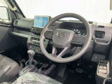 運転席まわりです。 各操作スイッチは使いやすい位置に配置されてます。