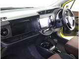 シックな色使いの運転席周りですね。すっきりとしたデザインで上品な色使いです。居心地の良い運転席長く座ってられるリラックスできるデザインがいいですね。