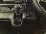 運転席周辺のスマートなレイアウトが、操作のしやすさを実現。快適なドライブをサポートします。