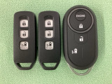 スマートキー付きですからドアロックの開閉およびエンジンスタートが楽々です。電動スライドドアの開け閉めもボタンで操作できます。加えて、純正リモコンエンジンスターター用の操作キーもついています。