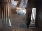 【ペダル】BMWはオルガン式アクセルペダルを採用しています。踏み込む足とペダルが同じ軌跡を描くため、かかとがずれにくく、アクセルコントロールがよりしやすくなるメリットがあります。