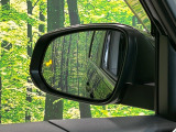 【ブラインドスポットモニター】走行中、ドアミラーの死角になりやすい箇所に後続車が接近するとサイドミラーのレンズに警告を表示!ドライバーに注意喚起をしてくれます。