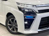 【LEDヘッドライト】悪天候や夜間走行時も良好な視界を確保し安心して運転できる高輝度LEDヘッドライトを装備!点灯速度が早く、消費電力も抑えられています。