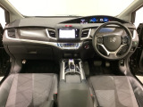 車内は光触媒抗菌消臭施工済です。インパネ周りはスタイリッシュなデザインです。グローブボックスやカップホルダーのほかにトレーなどたくさんの収納スペースが付いています。