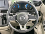 インテリアに合わせたデザインのステアリングは、運転される方のことも考え、運転しやすい形状、大きさです。是非一度、実際に触ってお確かめください。